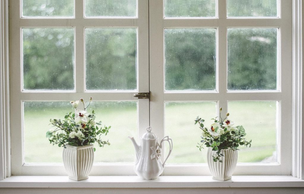 Fenster mit Innensprossen und Blumen